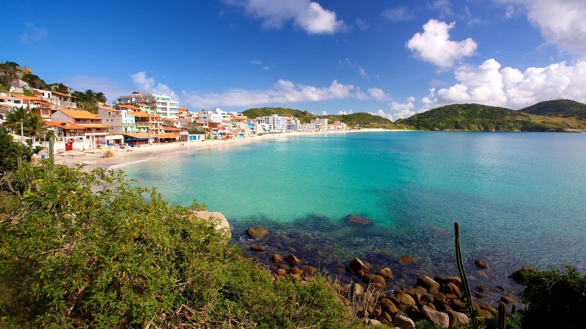 Mar azul e orla da Prainha, em Arraial do Cabo
