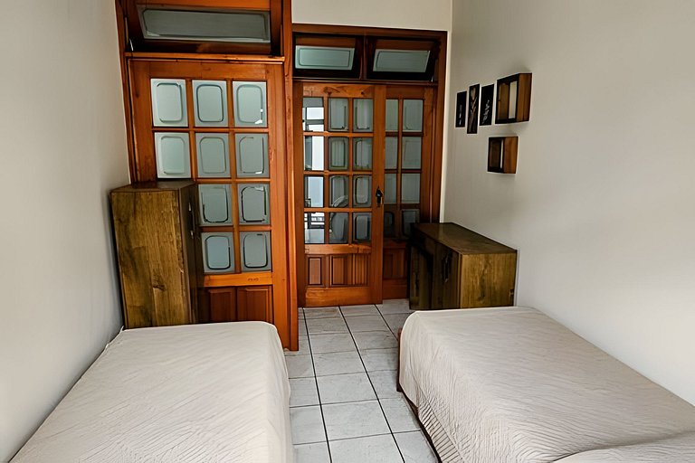 Apartamento Pé na Areia com 2 Quartos e Ar