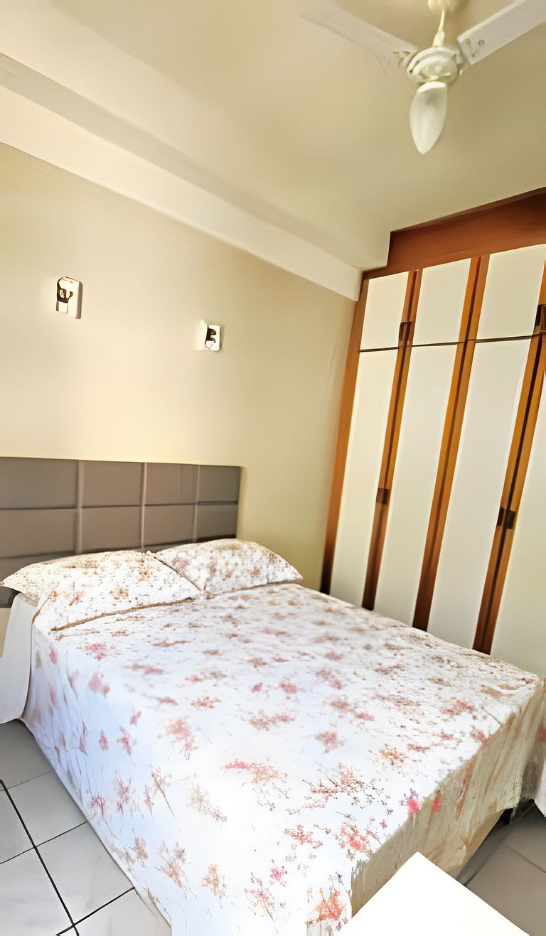 Apartamento Pé na Areia com 2 Quartos e Ar