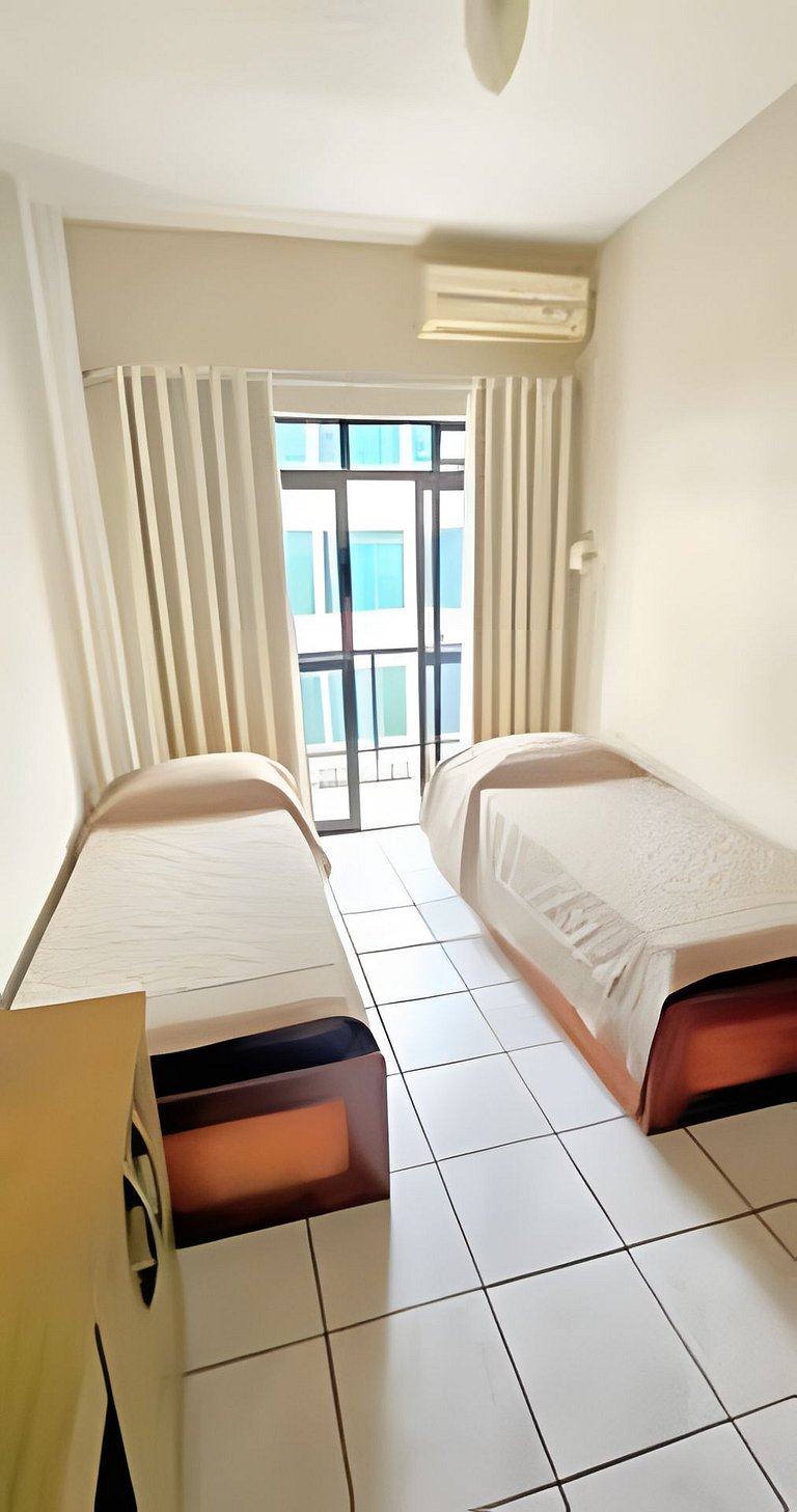 Apartamento Pé na Areia com 2 Quartos e Ar